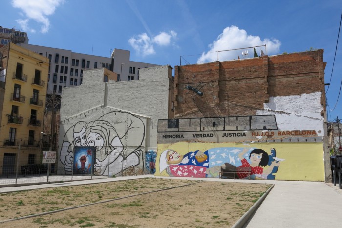 Isoja graffiteja Barcelonassa kerrostaloalueella