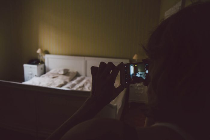 Makuuhuoneen kuvausta hotellihuoneessa Baden Badenissa