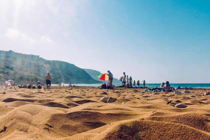 kuparinkultainen punainen hiekkaranta Gozo Ramla Bay, golden red sand beach
