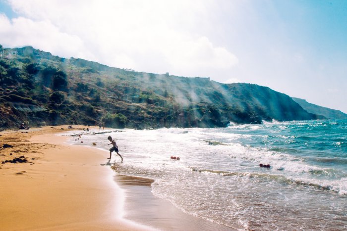poika juoksee rannalla Ramla Baylla, beach Gozo kid running